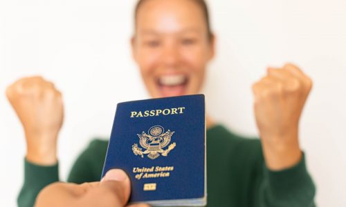 Mujer obteniendo un pasaporte estadounidense